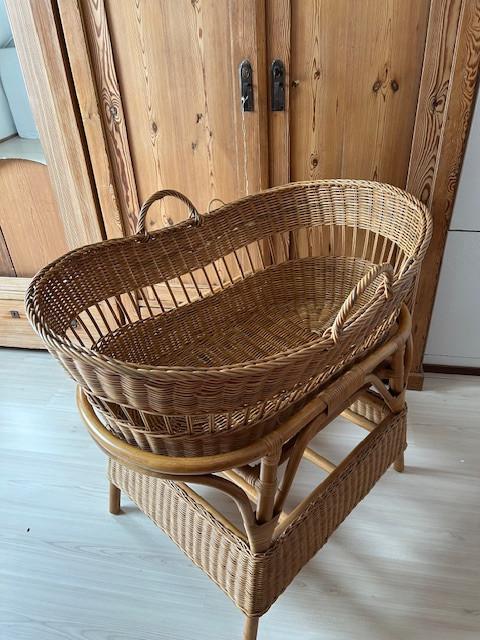 Grote rieten / rotan baby wieg,