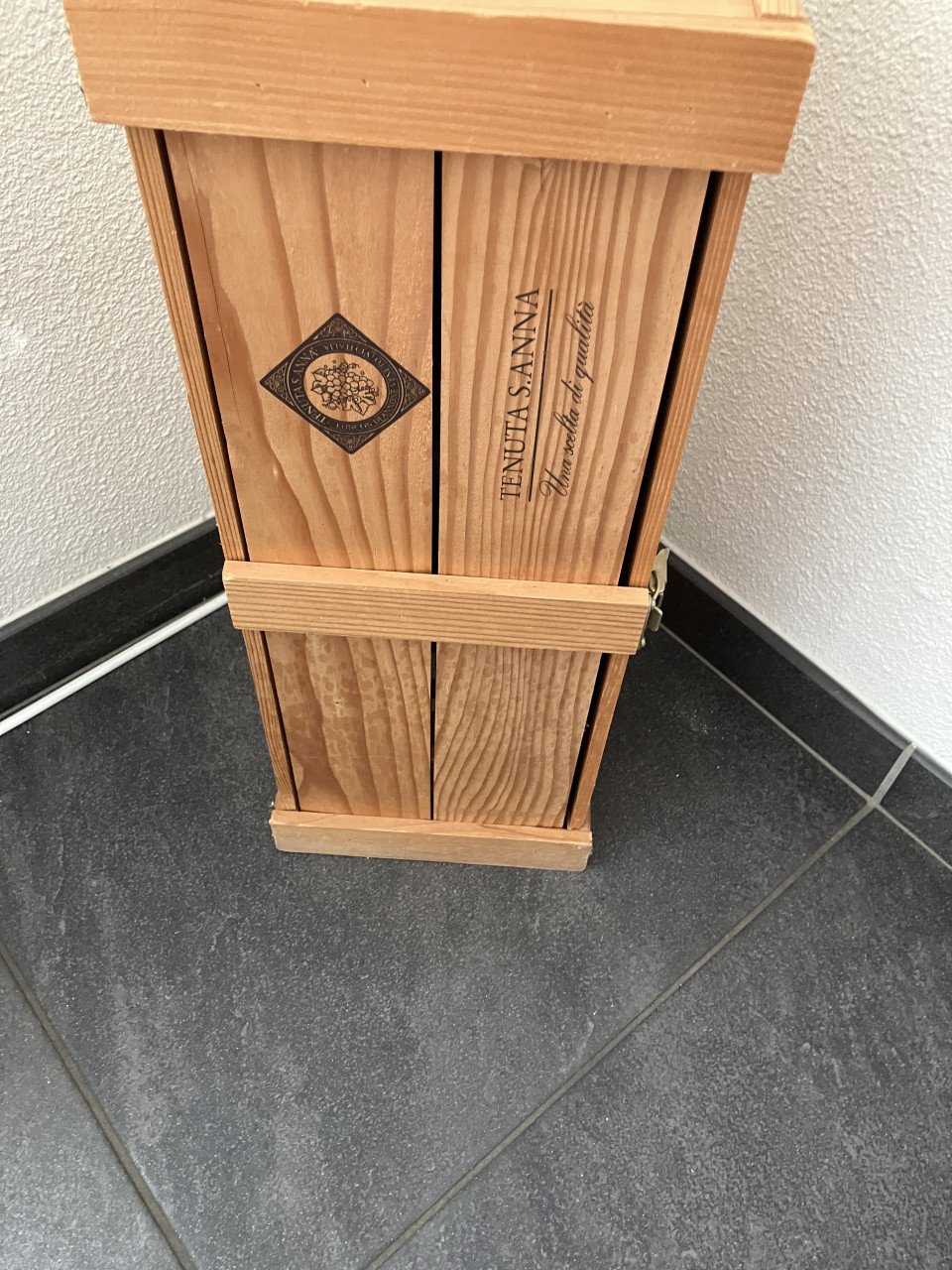 Te koop in krat grote 5 liter fles rode wijn uit 1996