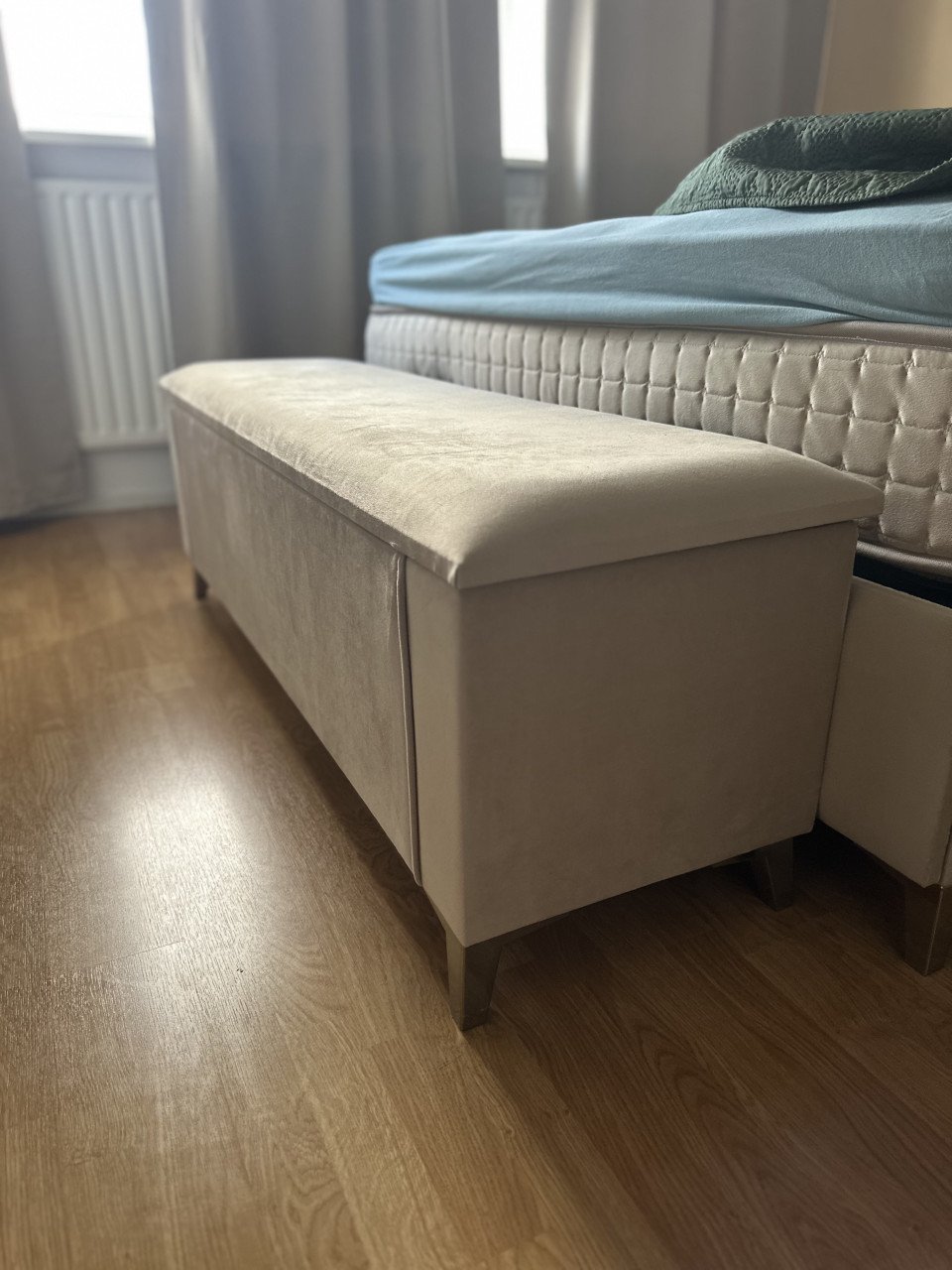 Boxspring Tweepersoons bed  maar 2 jaar oud + nachtkastjes + voetbank