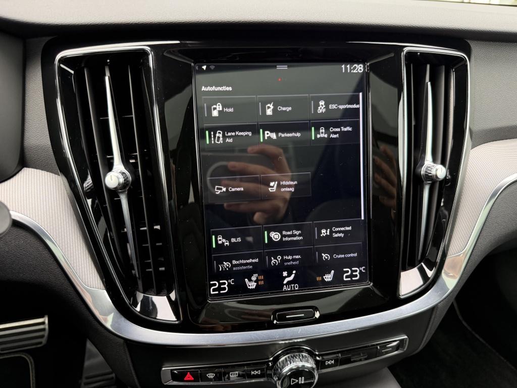 Volvo V60 t6 340pk recharge r-design| panodak| b&w sound| adap.cruise| tre