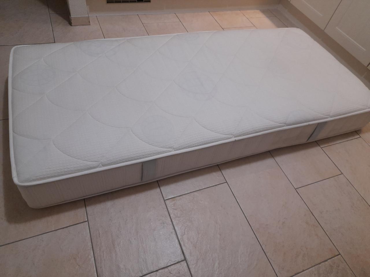 Matras 90 x 200 x 22 (in goede nette staat )