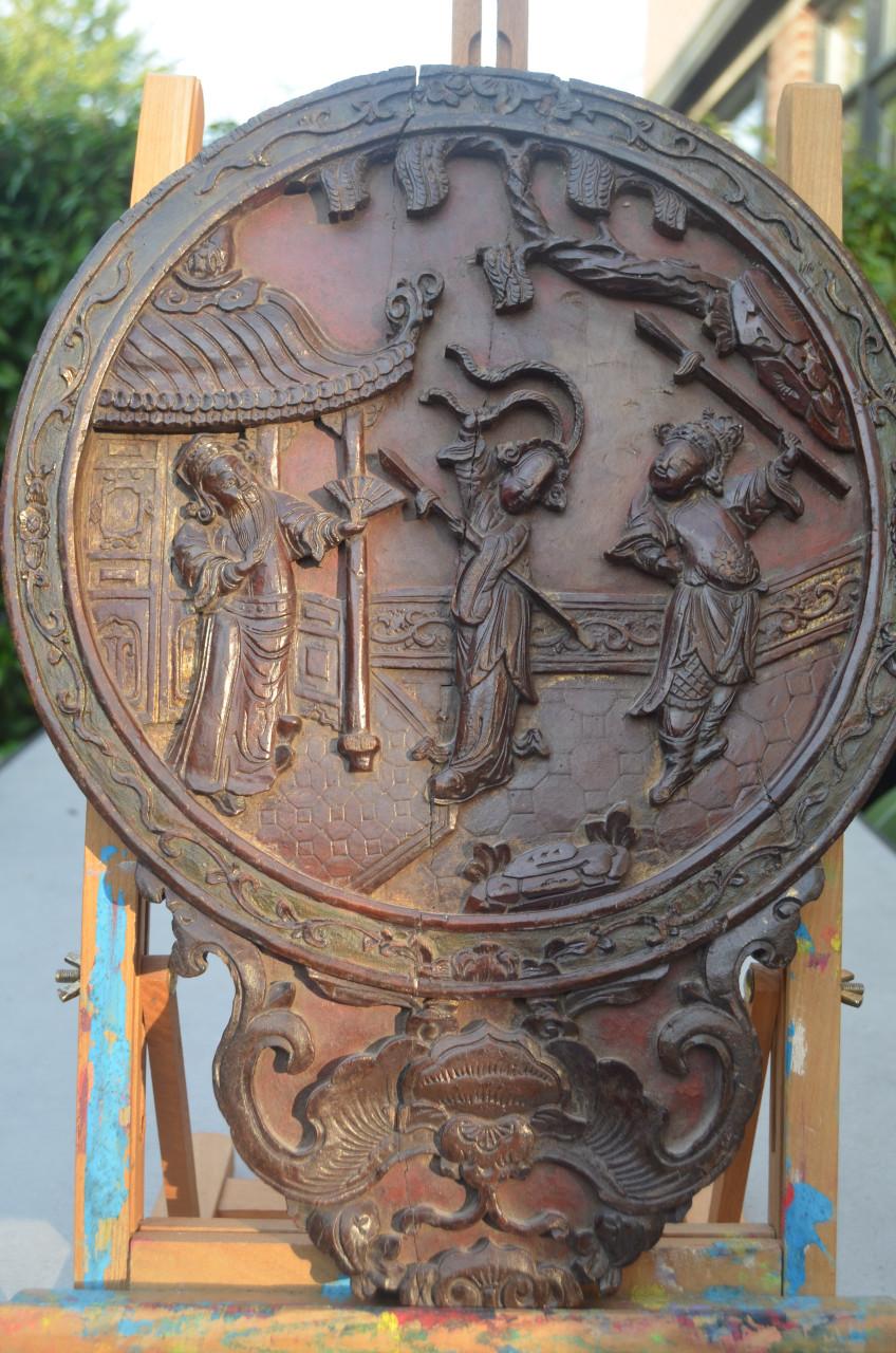 Chinees gestoken rond paneel 'Figuren in een tuin'