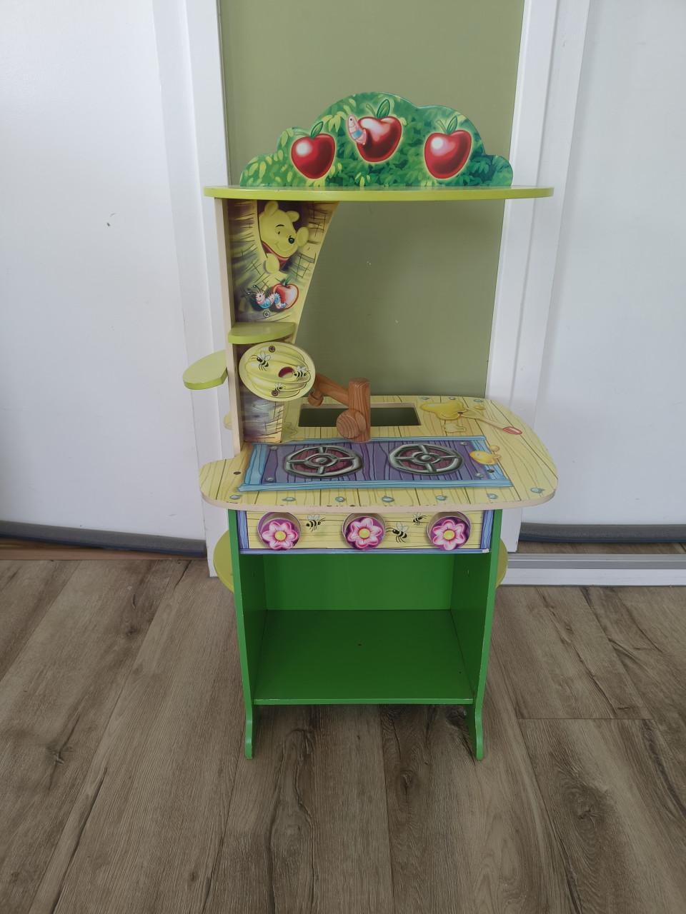 Prachtig Winnie de Poeh speelkeukentje. Speelkeuken hout.
