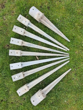 Paalhouder, Grondanker voor tuinscherm of schuttingpalen 9 stuks.