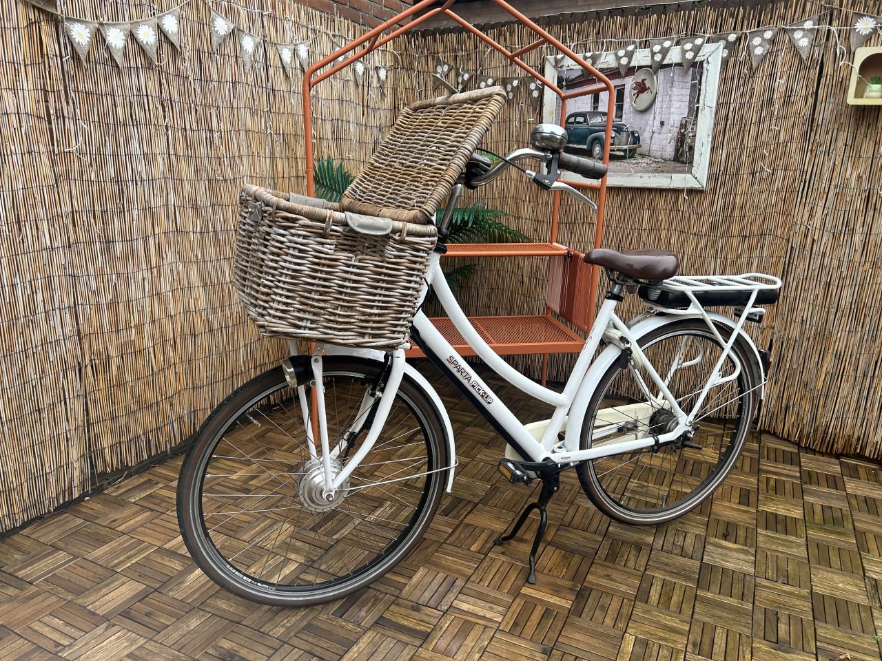 Elektrische damesfiets Sparta Pick up met mand, wit