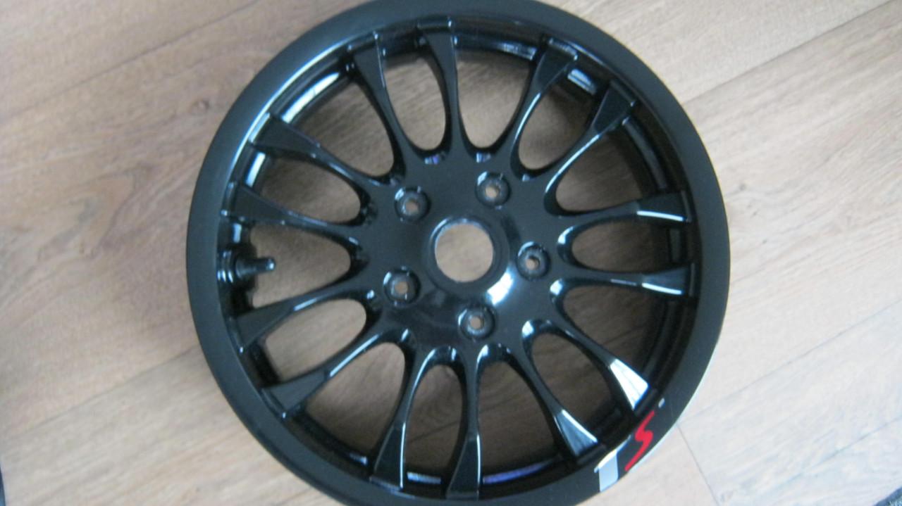 TE KOOP VESPA IGET WIELEN MET BANDEN NIEUW