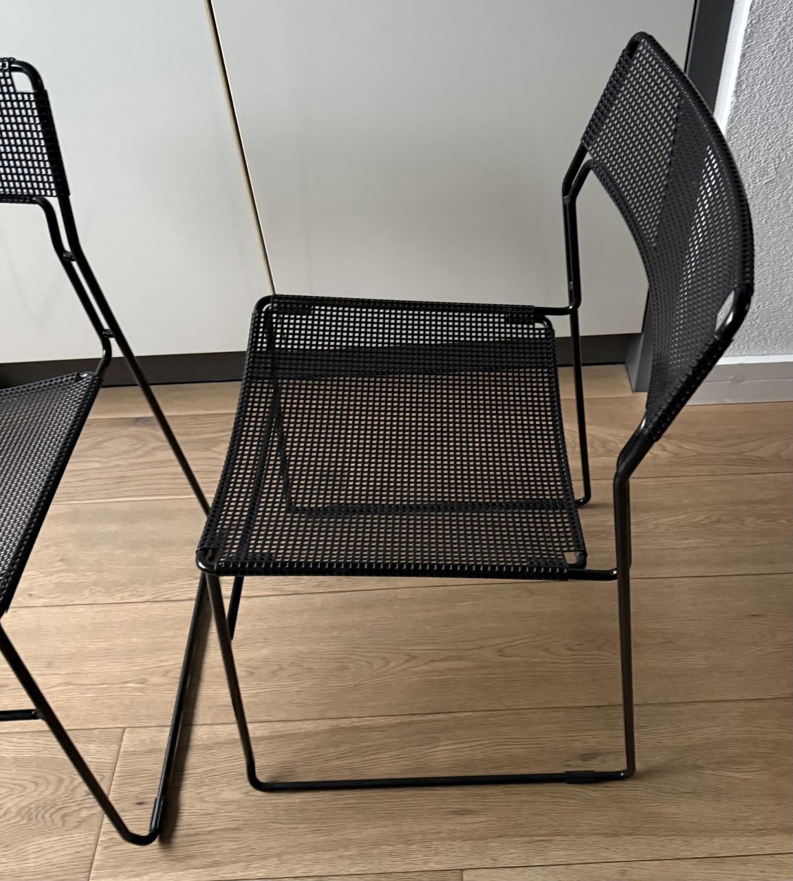 Twee metalen stapelbare design stoelen