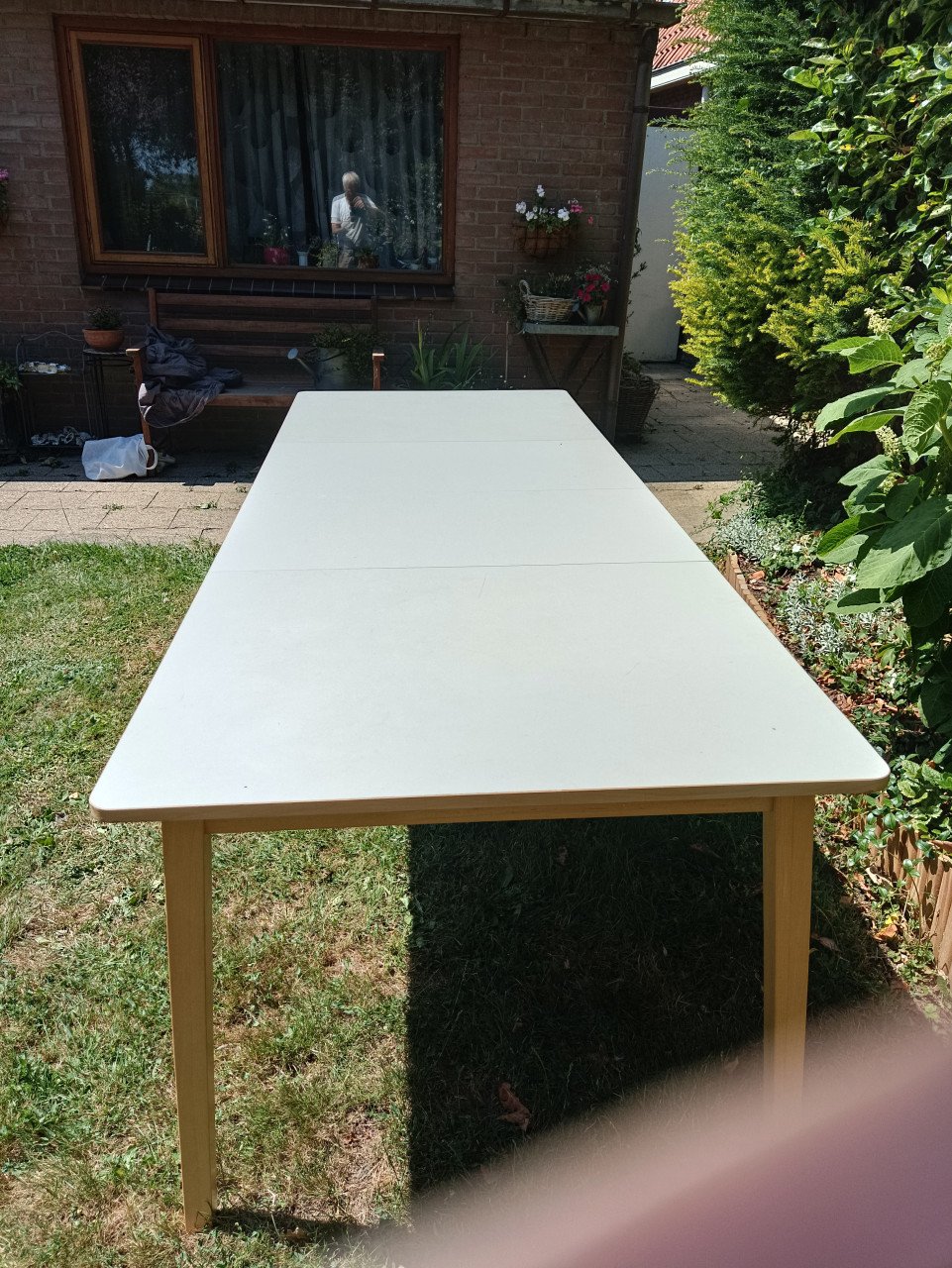 Uitschuifbare eettafel van 140 x 90 cm tot 233 x 90 cm.