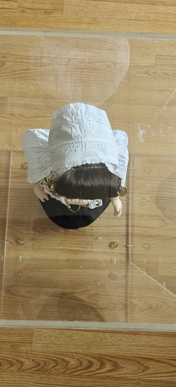 Te Koop Walcherse Klederdracht pop (en stof vrije kast van plexiglas)