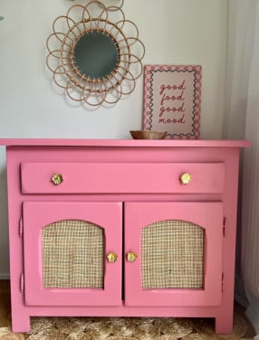 Gerestyled roze dressoir / commode – massief hout & rotan