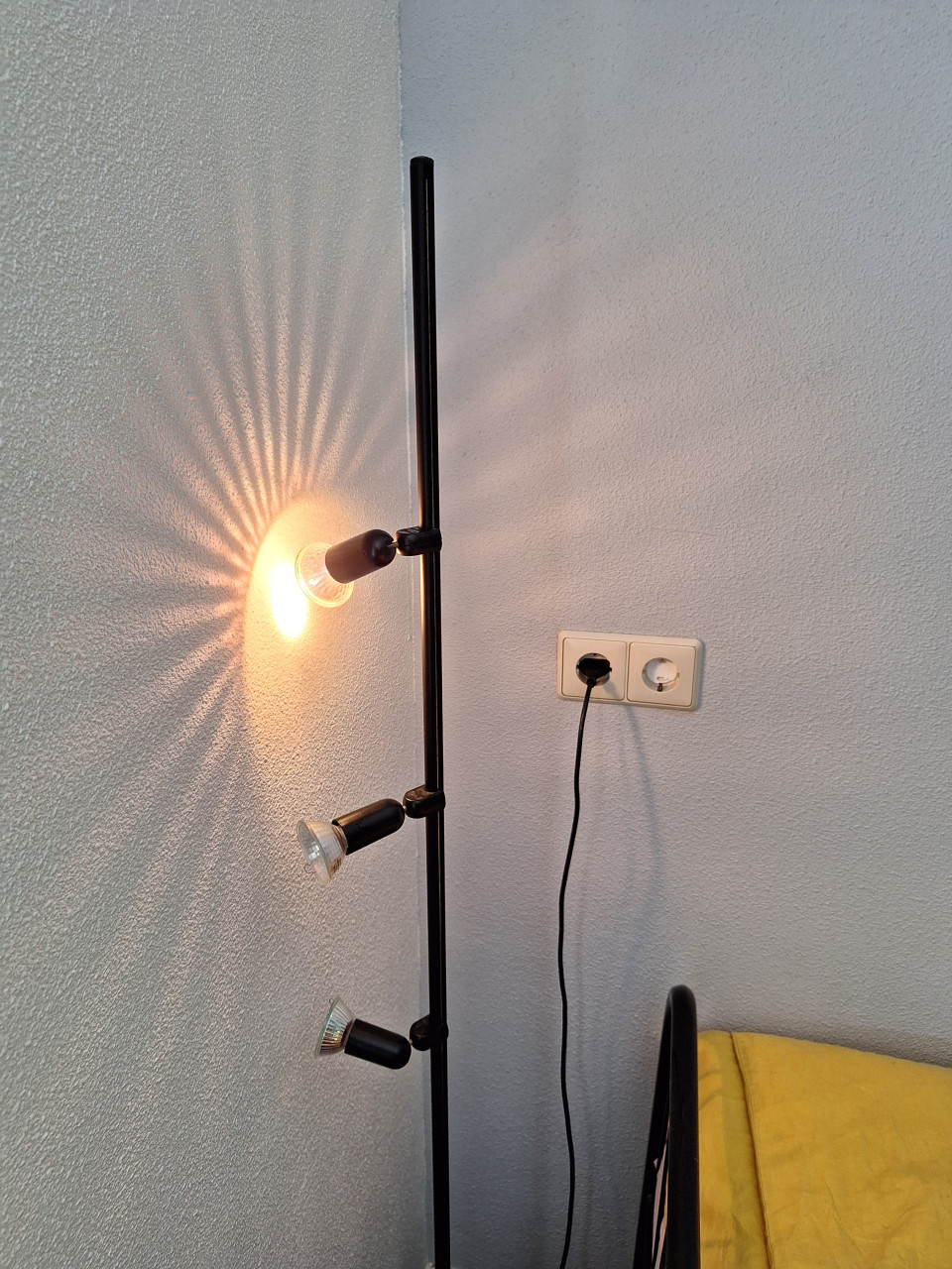 Zwart stalen lamp met 3 spotjes.