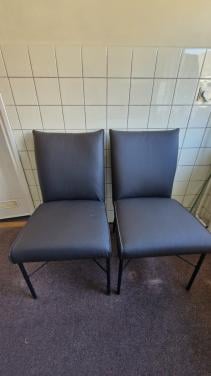 Twee lederen eetkamerstoelen