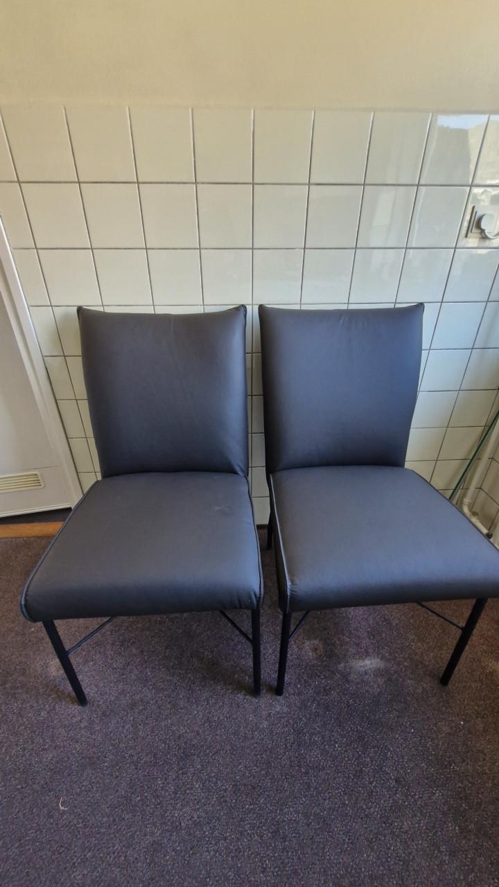 Twee lederen eetkamerstoelen