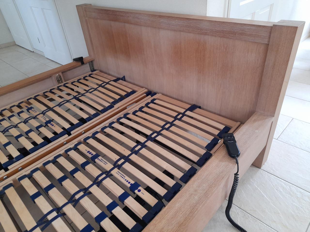Stevig houten elektrisch verstelbaar 2 Persoons bed (in goede nette staat )