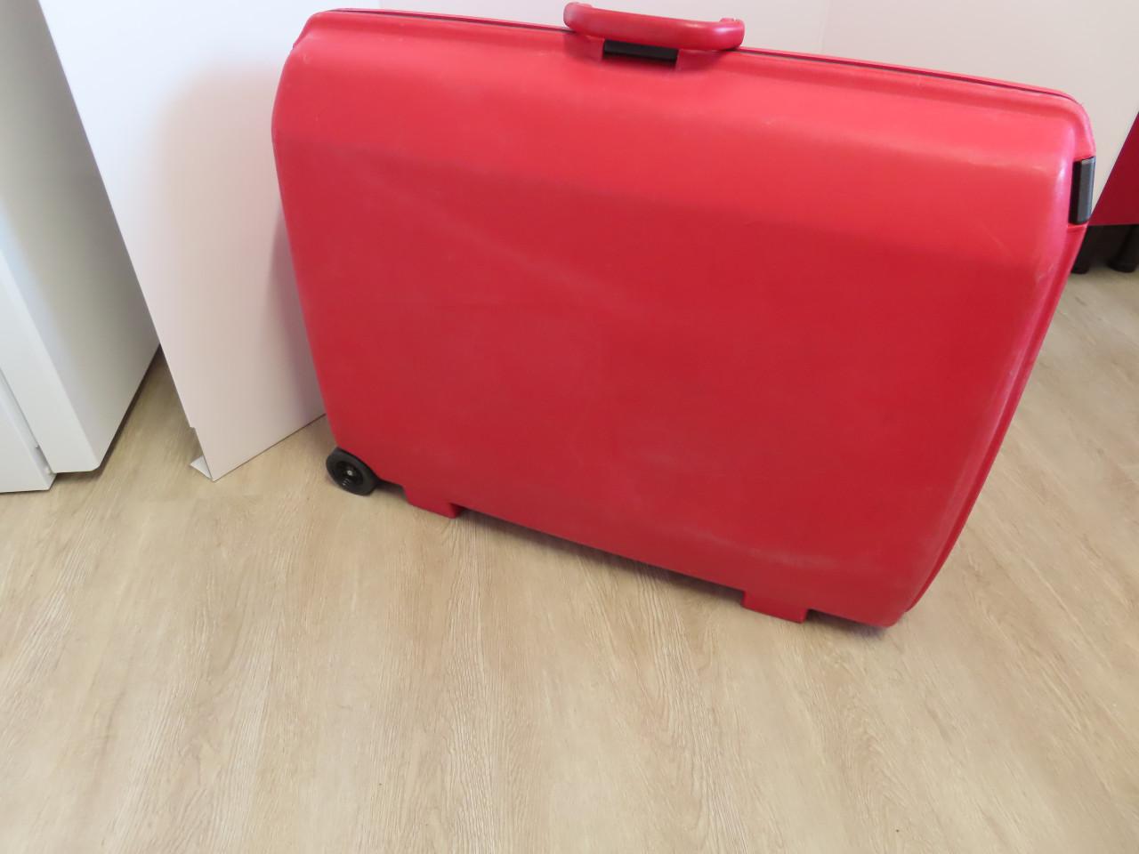 Samsonite koffer €.25,00 Kleur: Rood Lang 73 cm. Hoog: 60 cm Breed: 23 cm.