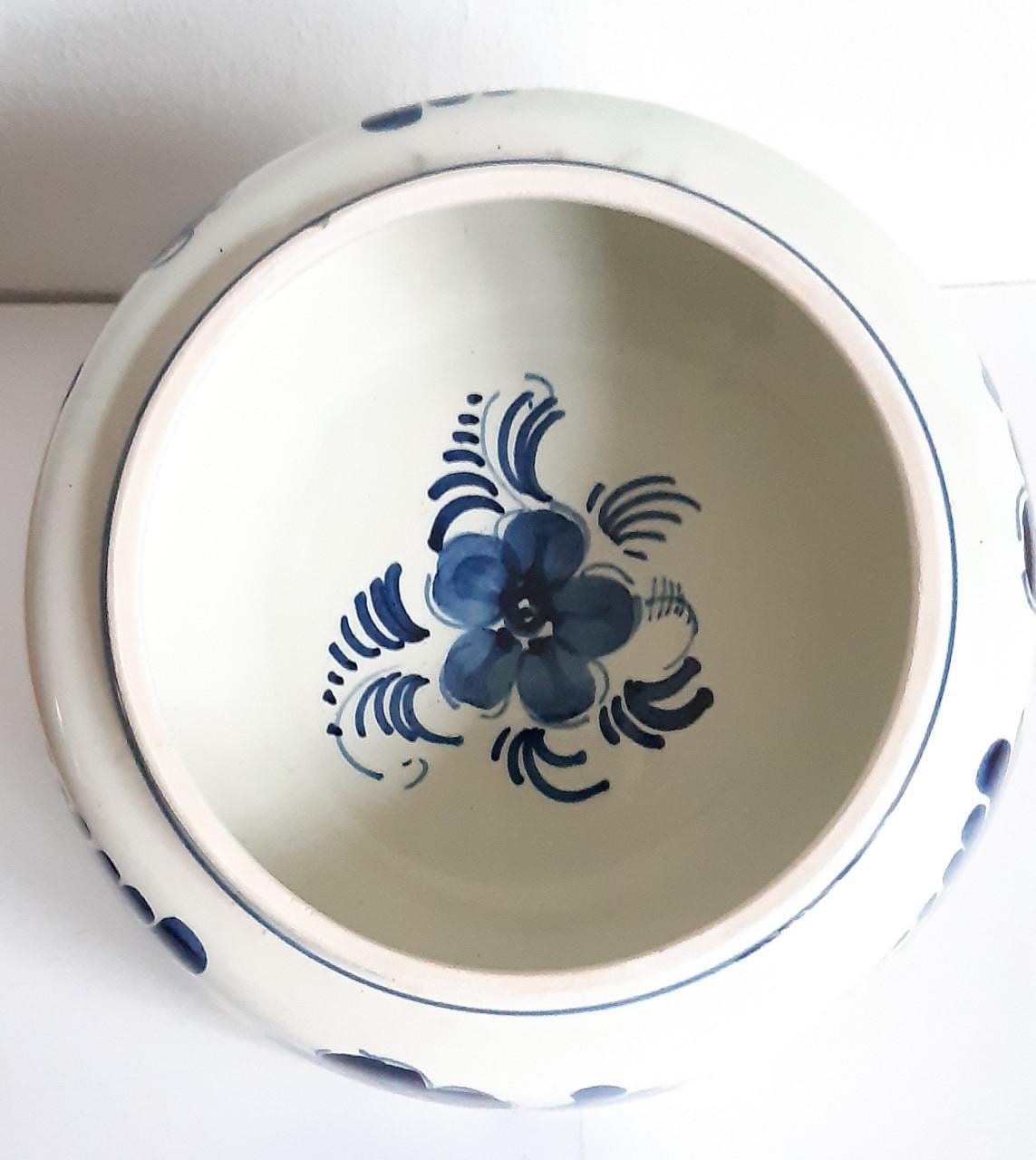 Delfts blauwe pot met deksel, gesigneerd