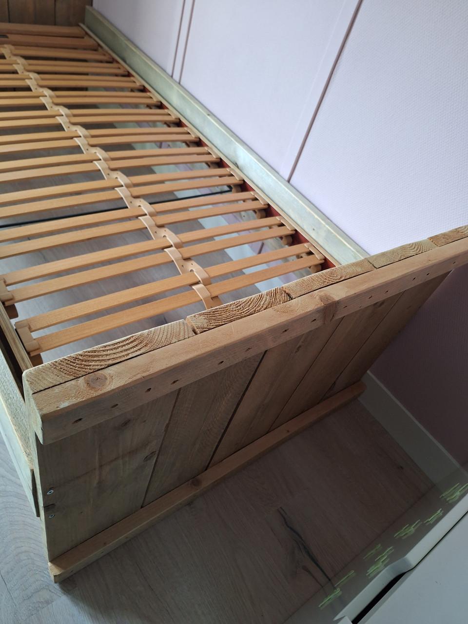 Stoer steigerhouten eenpersoonsbed