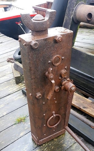 Vijzel of Krik antiek zware .. . Kelderwinch & Weegschaal