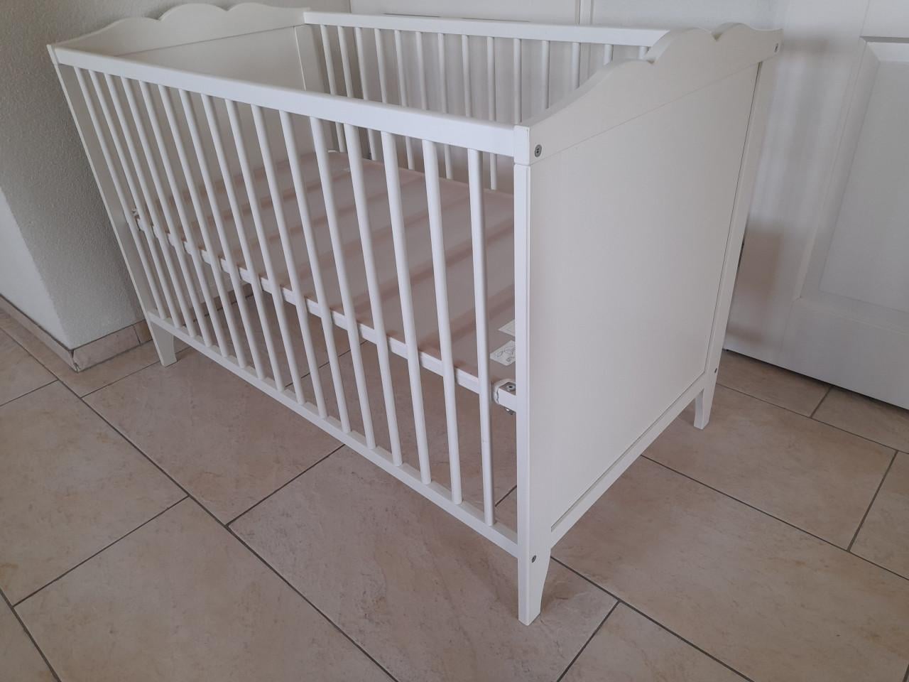 Wit Ledikantje ( in goede nette staat ) in hoogte verstelbaar!