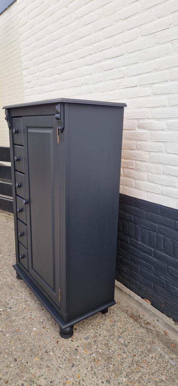 Gave grenen meidenkast in mat zwarte kleur