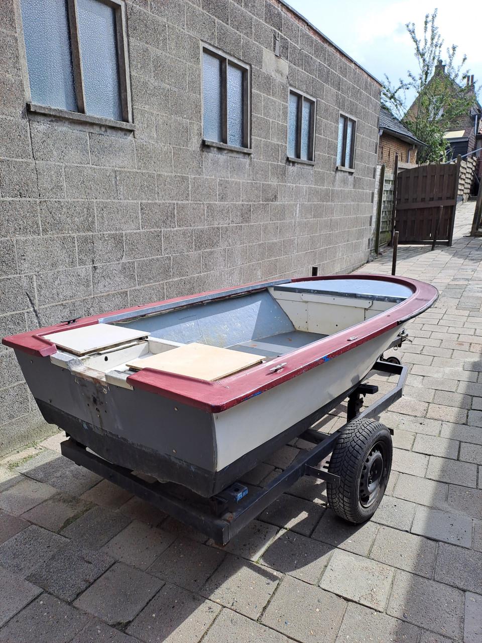 Polyester bootje met trailer.