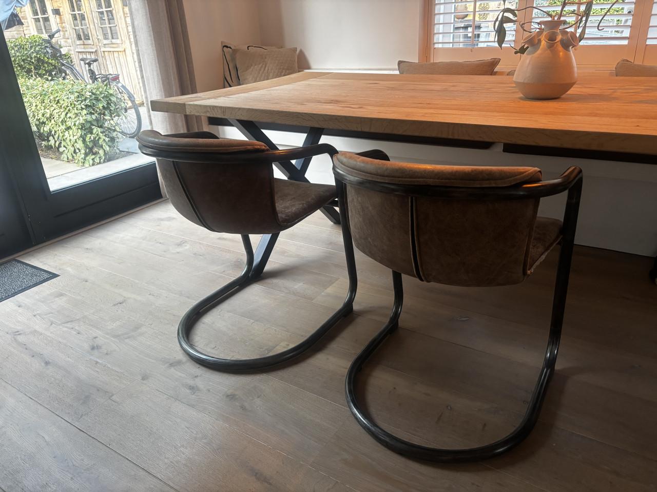 2 leren eetkamerstoelen