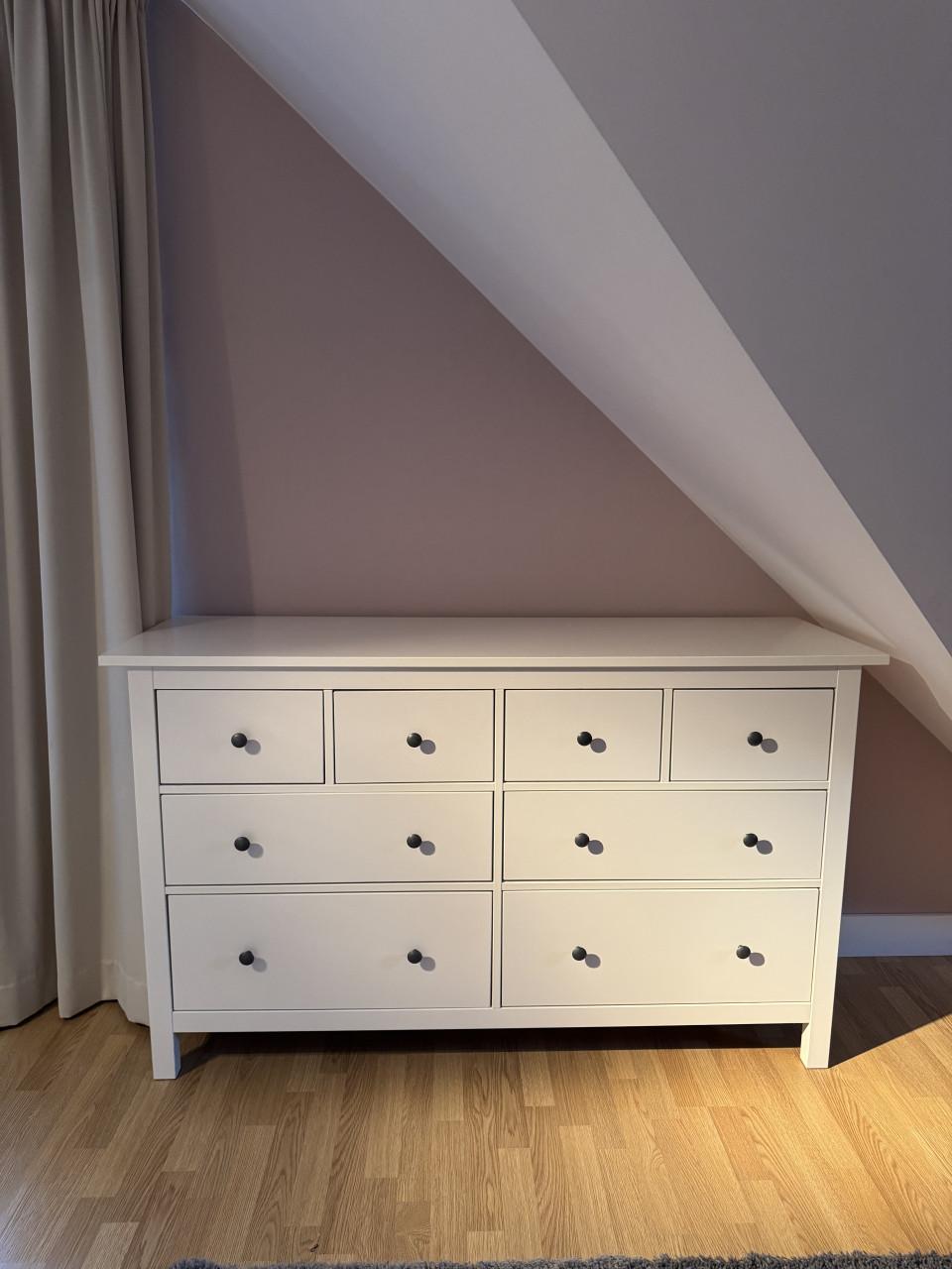 Ikea meubelen Hemnes serie: kledingkast, nachtkastje, bureau, ladekast