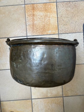 Koperen ketel met smeedijzeren hengsel