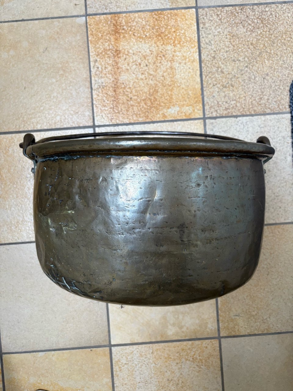 Koperen ketel met smeedijzeren hengsel
