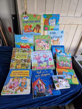 Collectie van kinderboeken, puzzels, spelletjes, etc