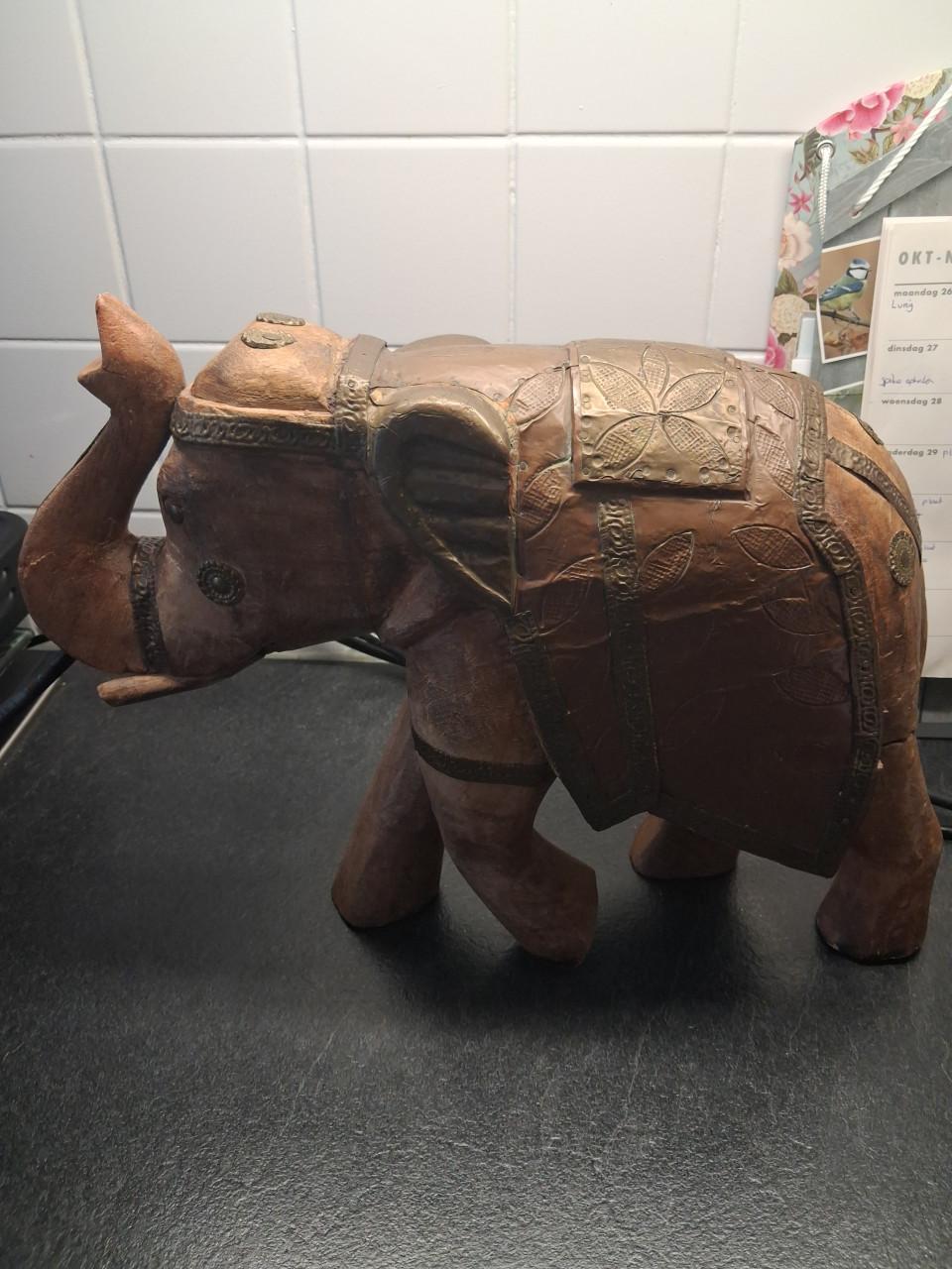 Oude handgesneden olifant 26 hoog 35 cm breed