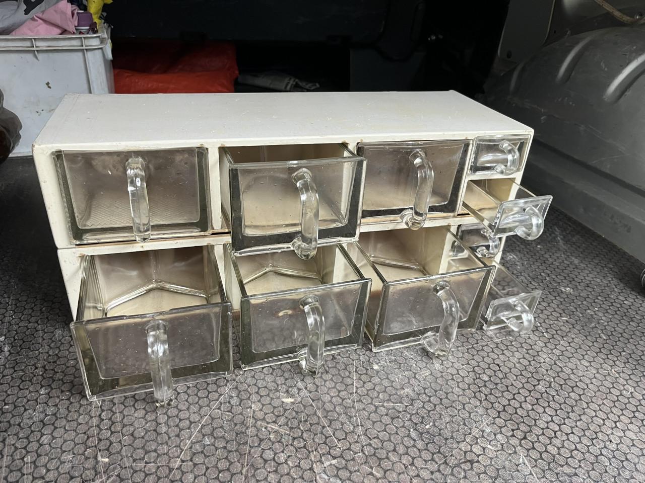 Grutterkastje met glazen bakjes