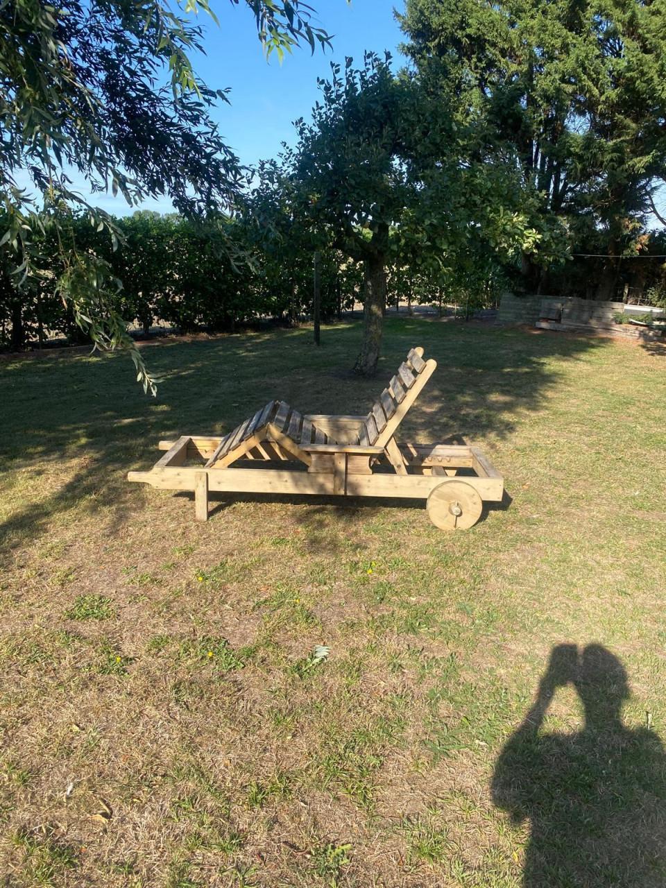 Houten ligstoel met kussen