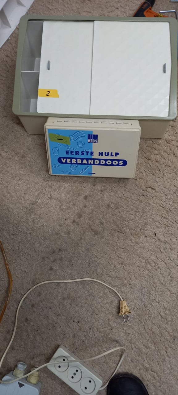 Medicijn kastje met verbanddoos