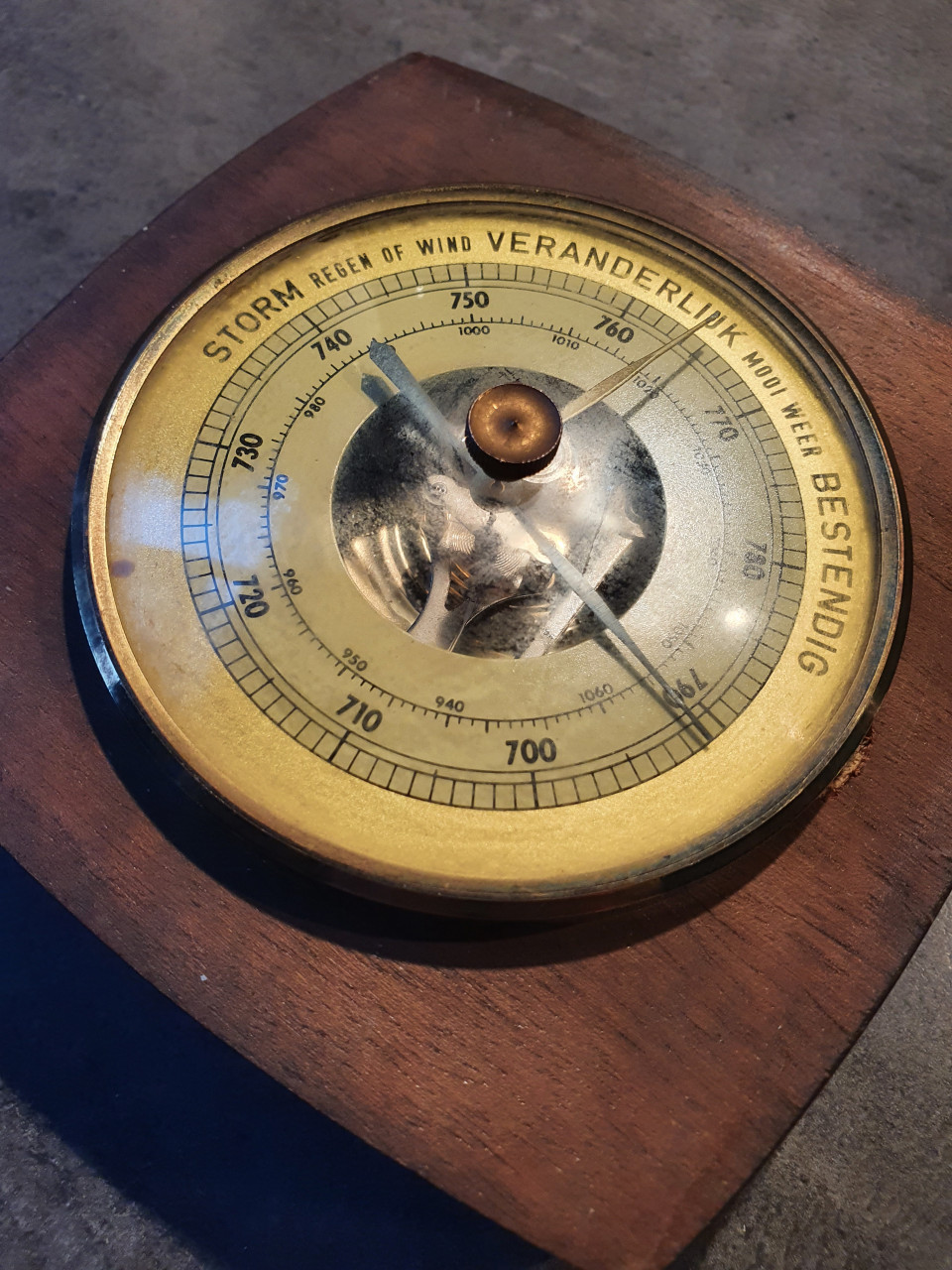 Prachtig groot antiek aneroïde barometer van koper en hout....