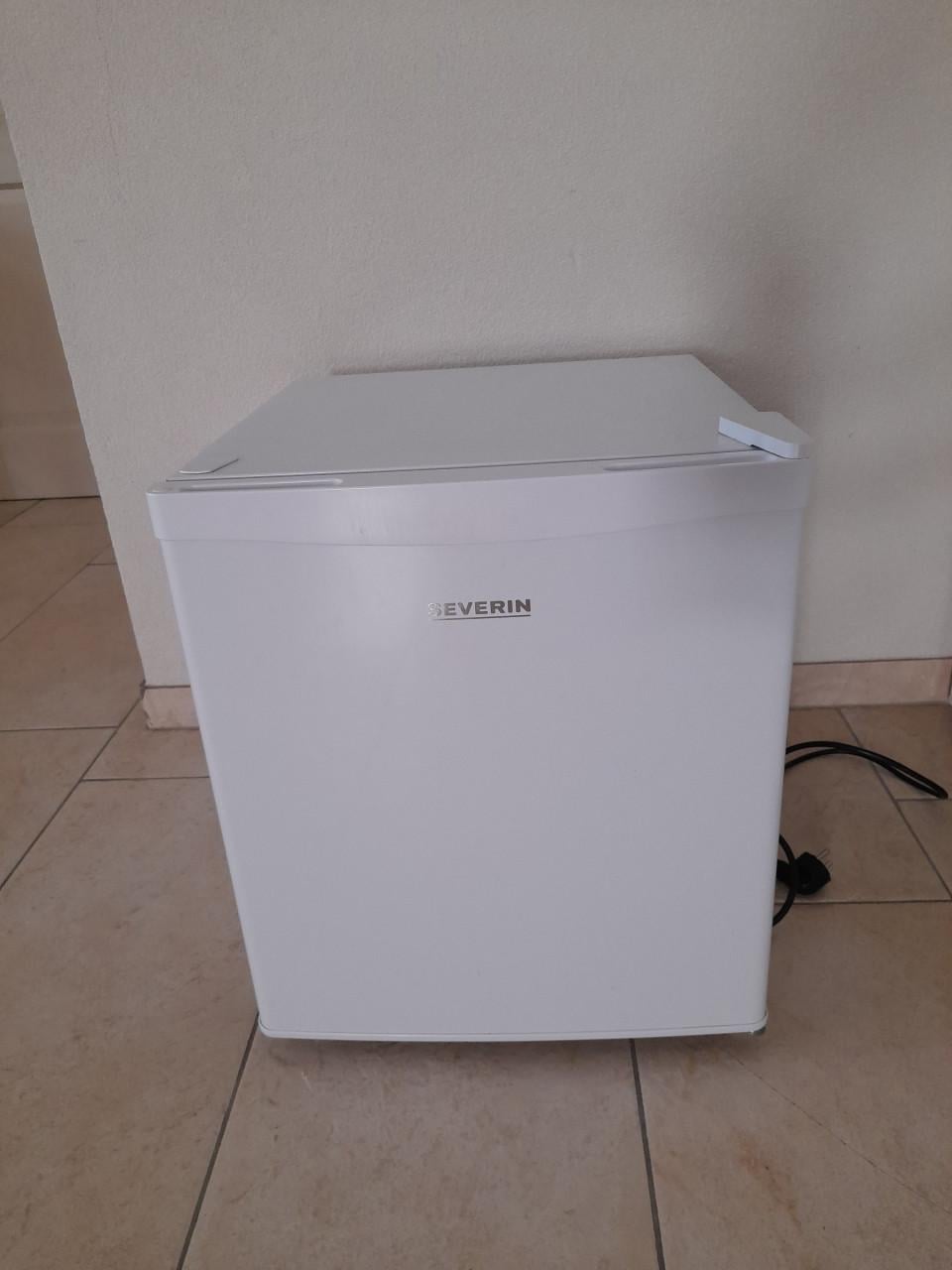 Severin Camping koelkast met vriesvakje  44 x 47 x 50H (z.g.a.n.)