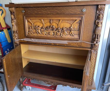 Oude kast met houtsnijwerk