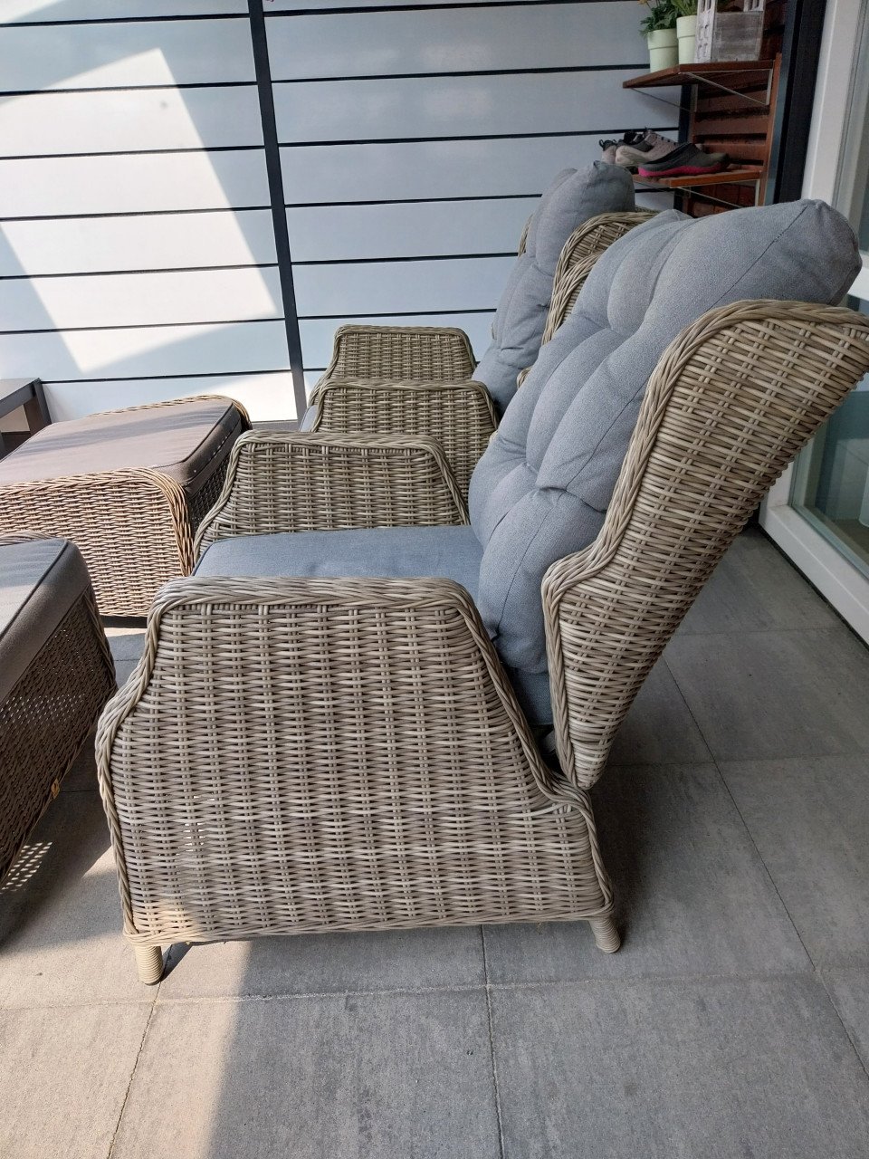 2 lounchstoelen met hockers
