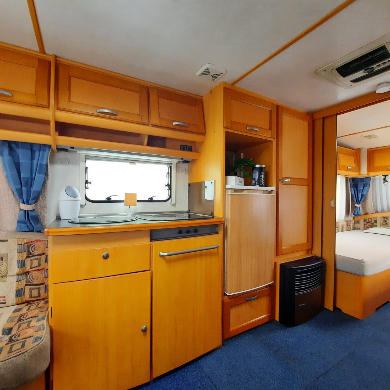 LMC 560 Dominant met voortent, mover en airco (lengtebedden)
