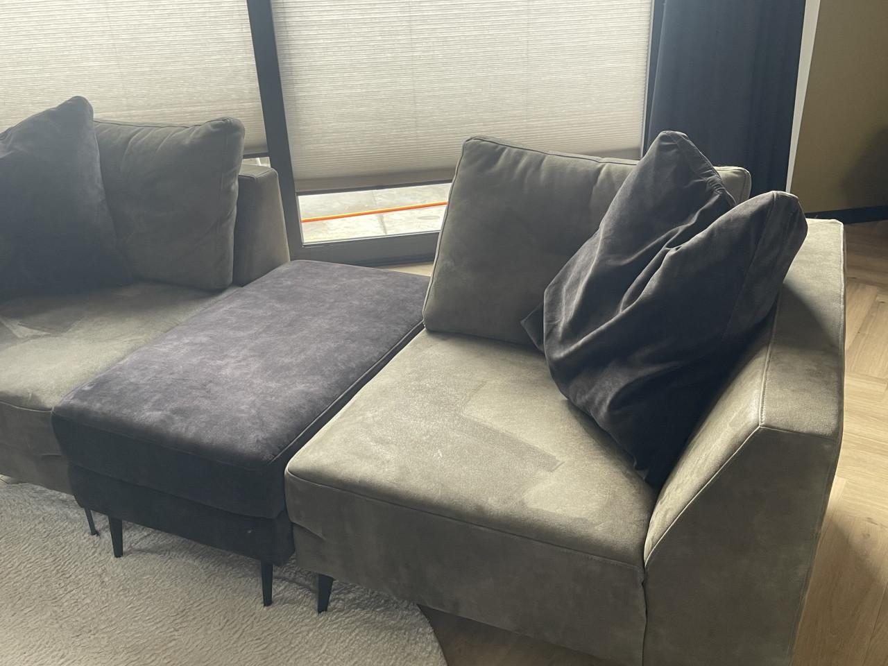 Chaise longue en bank met poef