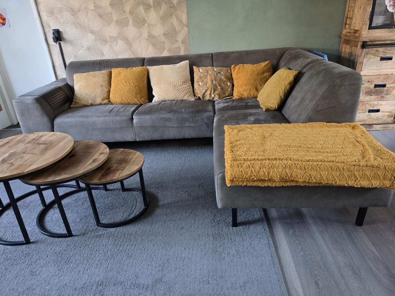 Mooie grijze hoekbank met hocker