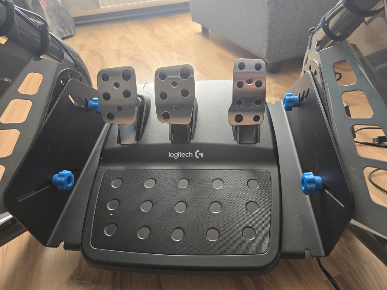 Playseat trophy + logitech g29 + shifter + mat