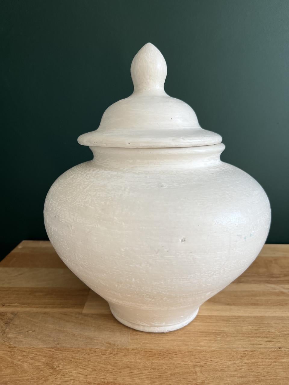 Aardewerk pot met deksel