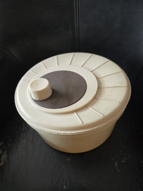 Retro driedelige slacentrifuge, tweekleurig beige en bruin.