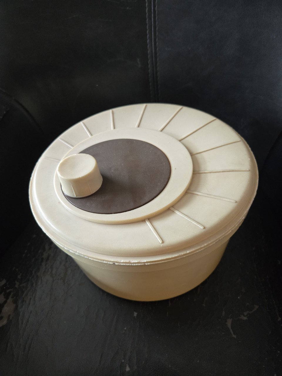 Retro driedelige slacentrifuge, tweekleurig beige en bruin.