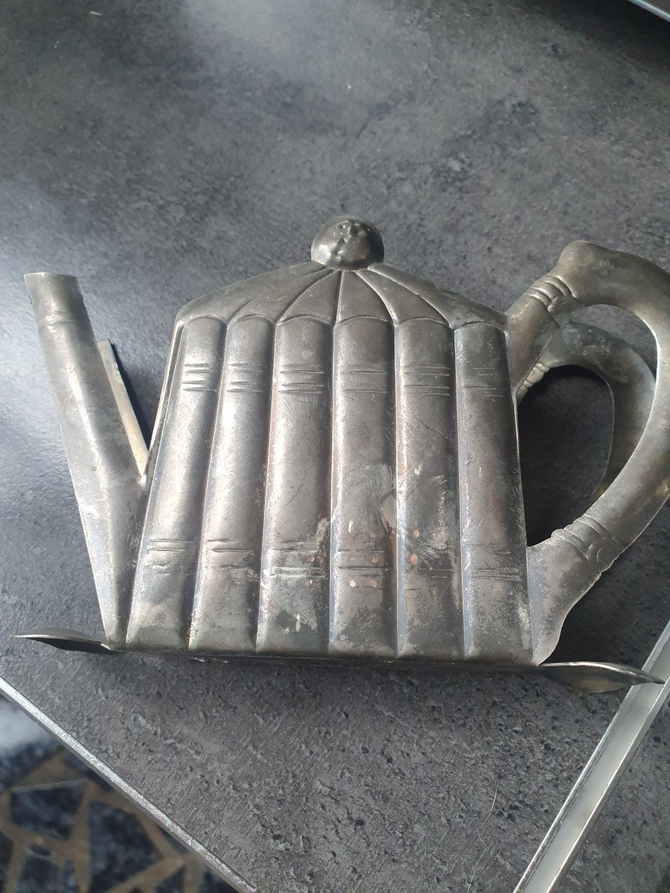 Vintage verzilverde servethouder in de vorm van een theepot....