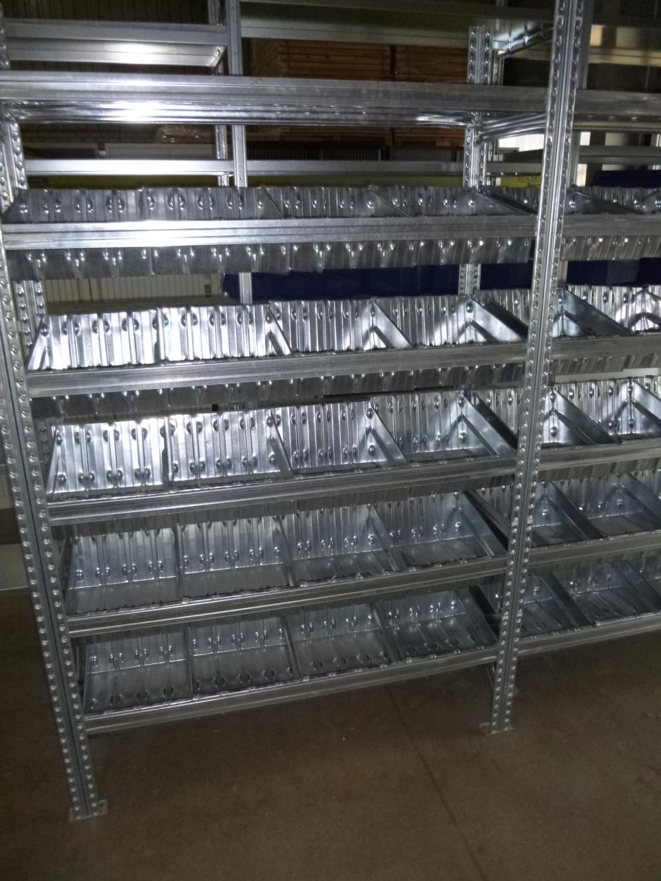 Verzinkte magazijnstelling met voorraad  bakjes en verdeelschotjes .
