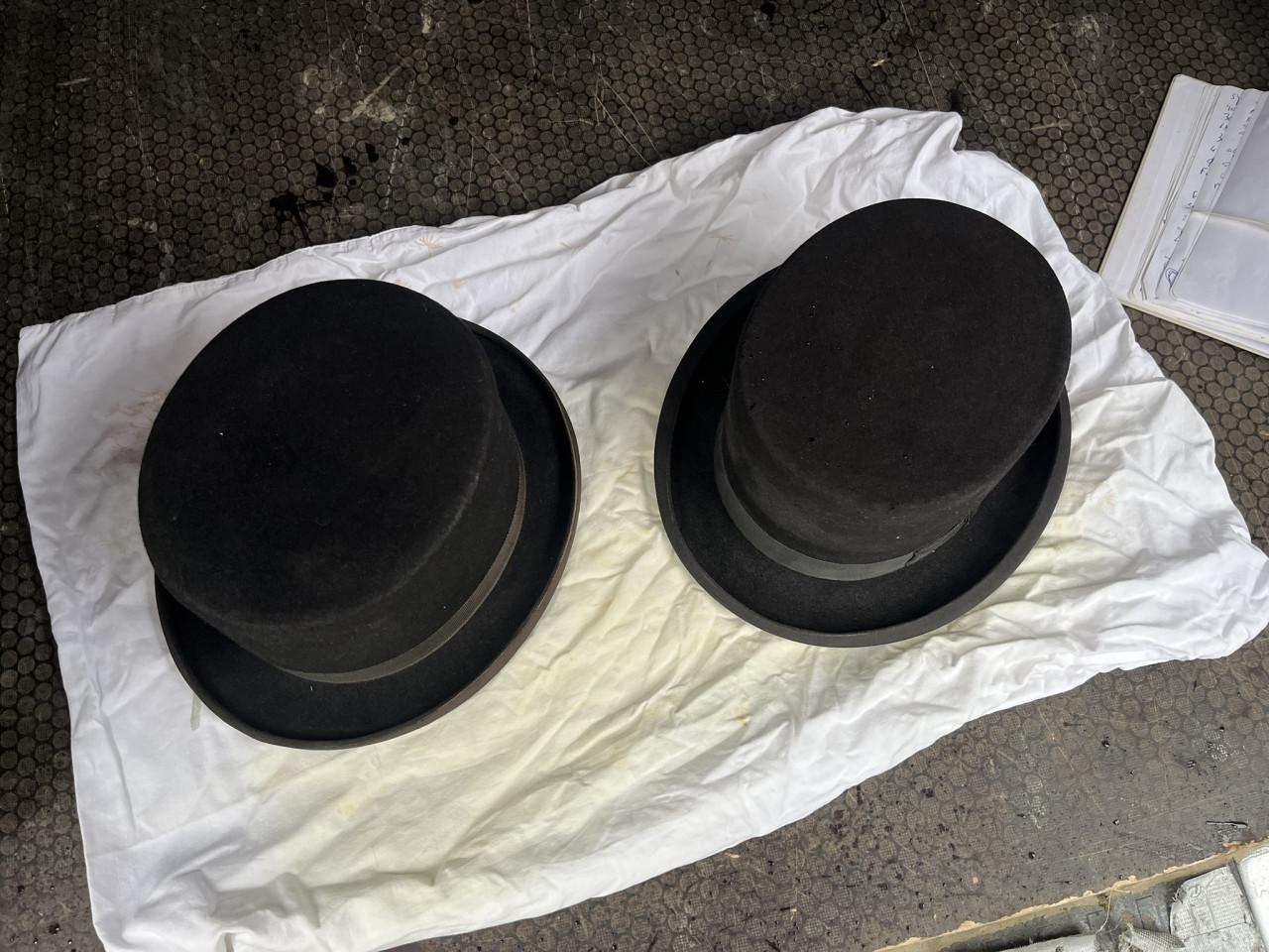 2 Zwarte hoge hoeden Wegener en Elite