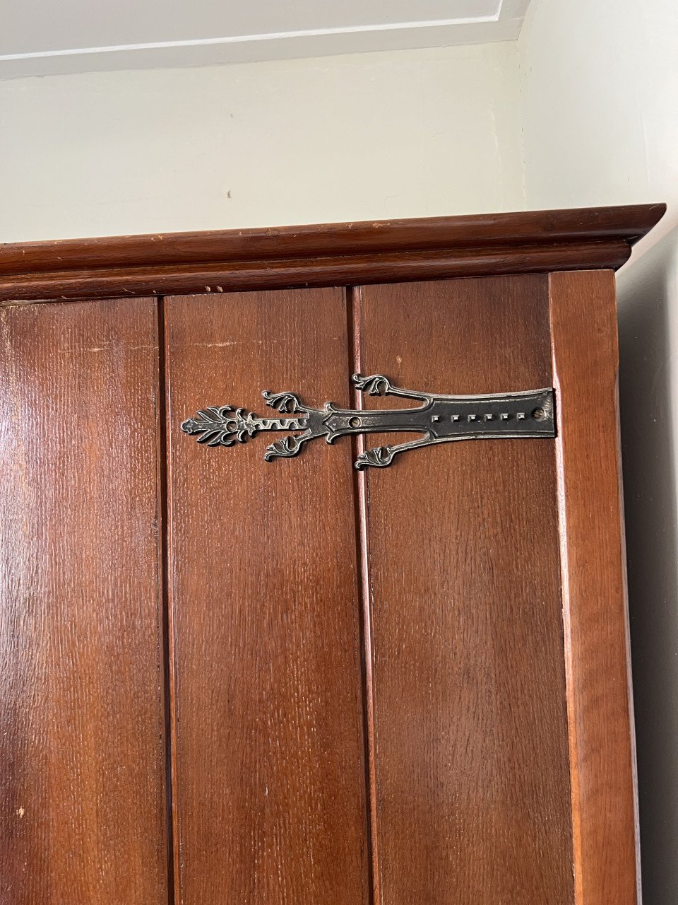 Houten kledingkast