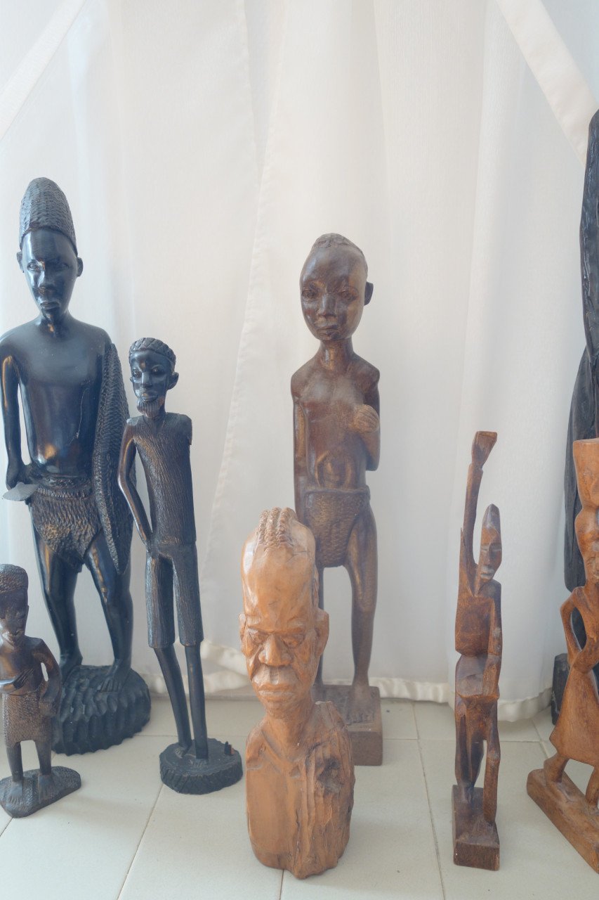 11 handgesneden houten afrikaanse beelden  grootste is 65 cm.